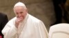 El papa Francisco arriba al Aula Pablo VI en el Vaticano para su audiencia general semanal, 13 de febrero de 2019. (AP Foto/Andrew Medichini)