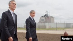 El secretario general de la OTANm Jens Stoltenberg (izquierda) y el primer ministro rumano, Dacian Ciolos, estuvieron presentes en la inauguración del sitio antimisiles.