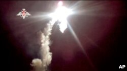 러시아 국방부가 '치르콘' 극초음속 순항미사일 타격 시험에 성공했다며 29일 사진을 공개했다.