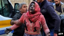 Seorang perempuan terluka pasca serangan udara pasukan Suriah terhadap provinsi Idlib (15/2). Dua serangan bom di kota Idlib, Suriah, menewaskan sedikitnya 13 orang Senin (18/2). 