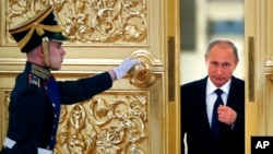 1일 러시아 모스크바 크렘린궁에서 블라디미르 푸틴 러시아 대통령이 '시민 사회와 인권을 위한 대통령 자문기구'와 만남을 위해 회의장으로 들어서고 있다.