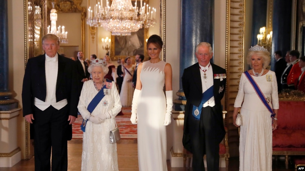Слева направо: президент Трамп, королева Елизавета Вторая, первая леди США Мелания Трамп, принц Уэльский Чарльз, герцогиня Корнуолльская Камилла перед торжественным банкетом