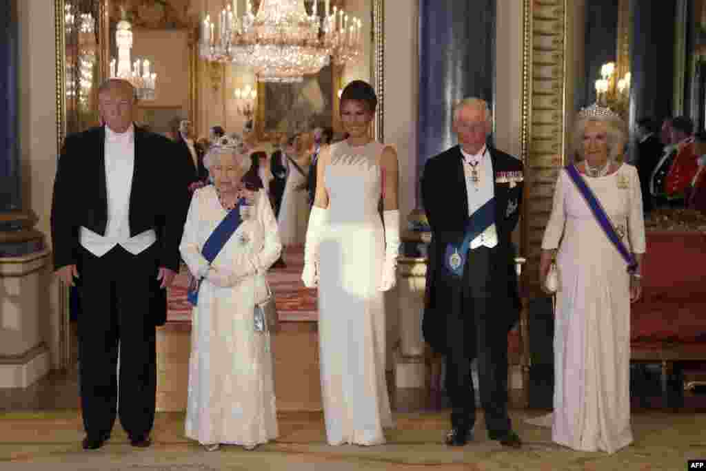 Britain&#39;s Queen Elizabeth II (2L), U.S. President Donald Trump (L), First Lady Melania Trump (C), Britain&#39;s Prince Charles, Prince of Wales (2R) and Britain&#39;s Camilla, Duchess of Cornwall are photographed ahead of a State Banquet in the ballroom at Buckingham Palace in central London, June 3, 2019,