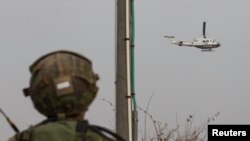 Izraelski vojnik posmatra helikopter UN-a kako nadleće izraelsko-libansku granicu u blizini severnog grada Metula, 29. decembra 2013. 