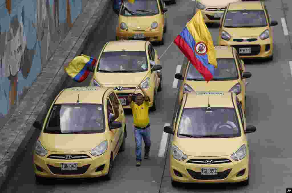 اعتصاب رانندگان تاکسی برای فشار آوردن به دولت برای متوقف ساختن برنامه تاکسی آنلاین &laquo;اوبر&raquo; در کلمبیا