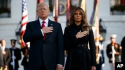 美国总统川普与第一夫人梅拉尼亚· 川普在白宫南草坪为16年前的911恐袭事件死难者举行默哀。（2017年9月11日）