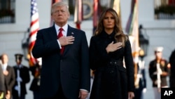 Predsjednik Donald Trump i prva dama Melania Trump minutom šutnje odaje počast žrtvama terorističkih napada 11. septembra 2001. godine