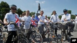 Embajadores de varios países en Francia posan con sus bicicletas para la prensa para promover la próxima cumbre sobre cambio climático en París.