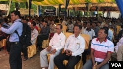 Attendees asked questions about unemployment, migration, health care, access to water, drug abuse and security, among other issues, Wat Tamem Commune, Battambang province, Cambodia, Monday May 22, 2017. (Sok Khemara/VOA Khmer)