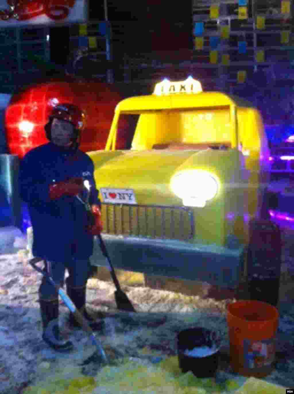 A man stands in front of a New York taxi made of ice at National Harbor in Maryland. (Carolyn Presutti/VOA)