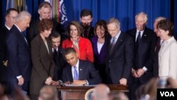 Presiden Barack Obama saat menandatangani UU yang memperbolehkan secara terang-terangan warga homoseksual berdinas di militer AS.