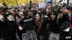 Demonstranti preskaču policijske barikade u Zukoti parku u Njujorku 17. novembra 2011.