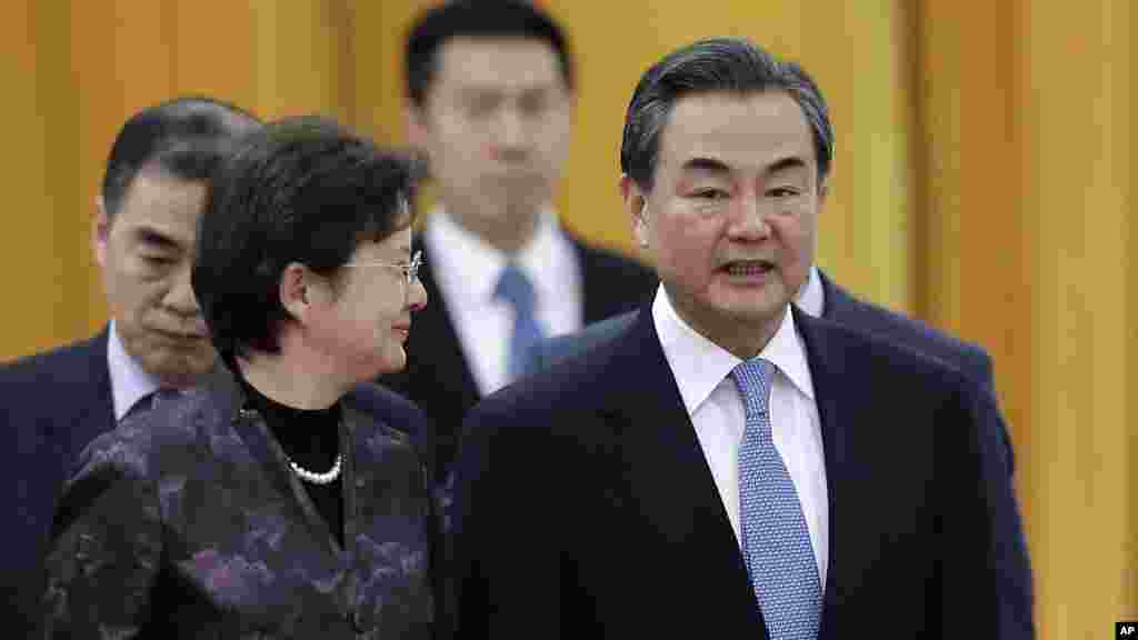 Le ministre chinois des Affaires étrangères Wang Yi (à droite) discute avec un délégué comme ils assistent à une cérémonie. La Chine a déclaré aux&nbsp; Etats-Unis qu&#39;elle est contre les cyberattaques et s&#39;oppose à toute nation d&#39;où de telles attaques partent.