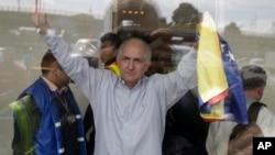 Tokoh oposisi kawakan Venezuela Antonio Ledezma tiba di bandara Bogota, Kolombia, Jumat (17/11).