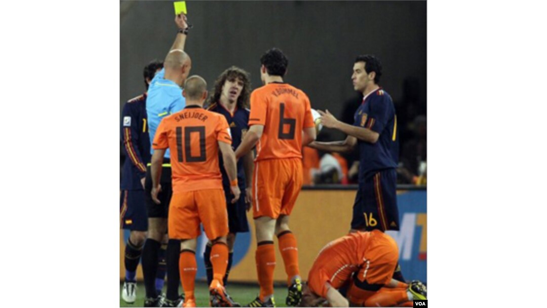 Wasit harus mengeluarkan 13 kartu kuning dalam pertandingan final Piala Dunia 2010, delapan untuk pemain Belanda dan lima untuk pemain Spanyol.