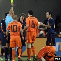 Wasit harus mengeluarkan 13 kartu kuning dalam pertandingan final Piala Dunia 2010, delapan untuk pemain Belanda dan lima untuk pemain Spanyol.