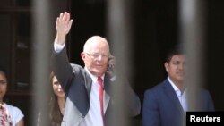 Presiden Peru Pedro Pablo Kuczynski meninggalkan Istana Pemerintah setelah mengajukan pengunduran dirinya ke Kongres di Lima, Peru, 21 Maret 2018. (Foto: dok).