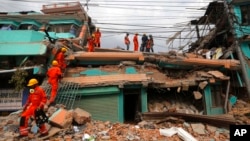 Thành viên của nhóm Ứng phó Quốc gia Ấn Độ tìm kiếm người sống sót trong một tòa nhà ở Kathmandu, Nepal, ngày 26/5/2015.