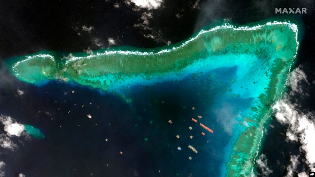 Maxar Technologies提供的这张卫星图像显示，中国船只3月23日在有争议的南中国海牛轭礁集结。(photo:VOA)