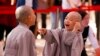 在首尔漕溪寺庆祝5月14日佛陀诞生2560年的典礼上，两个韩国男童剃头发后互相取笑。