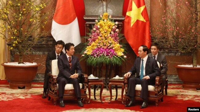 Ông Abe hội đàm với Chủ tịch Quang trong chuyến thăm Việt Nam năm 2017.