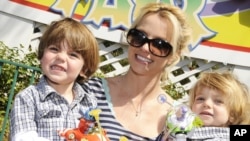 Britney Spears posa en marzo 5 de 2009 con sus dos hijos Preston (izquierda) y Jayden (derecha). Britney Spears cayó en crisis, tras su mediática ruptura en 2008 con Kevin Federline.