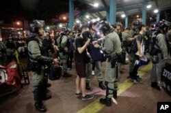 La policía catea a gente que baja de un ferry en Hong Kong, el domingo 1 de septiembre de 2019.