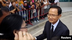 Former Thai prime minister Somchai Wongsawat greets supporters as he arrives at the Supreme Court in Bangkok, Thailand, Aug. 2, 2017. 