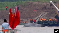 Tim penyelamat bekerja keras terus mencari lebih dari 430 orang hilang di sungai Yangtze, Hubei, China (3/6).
