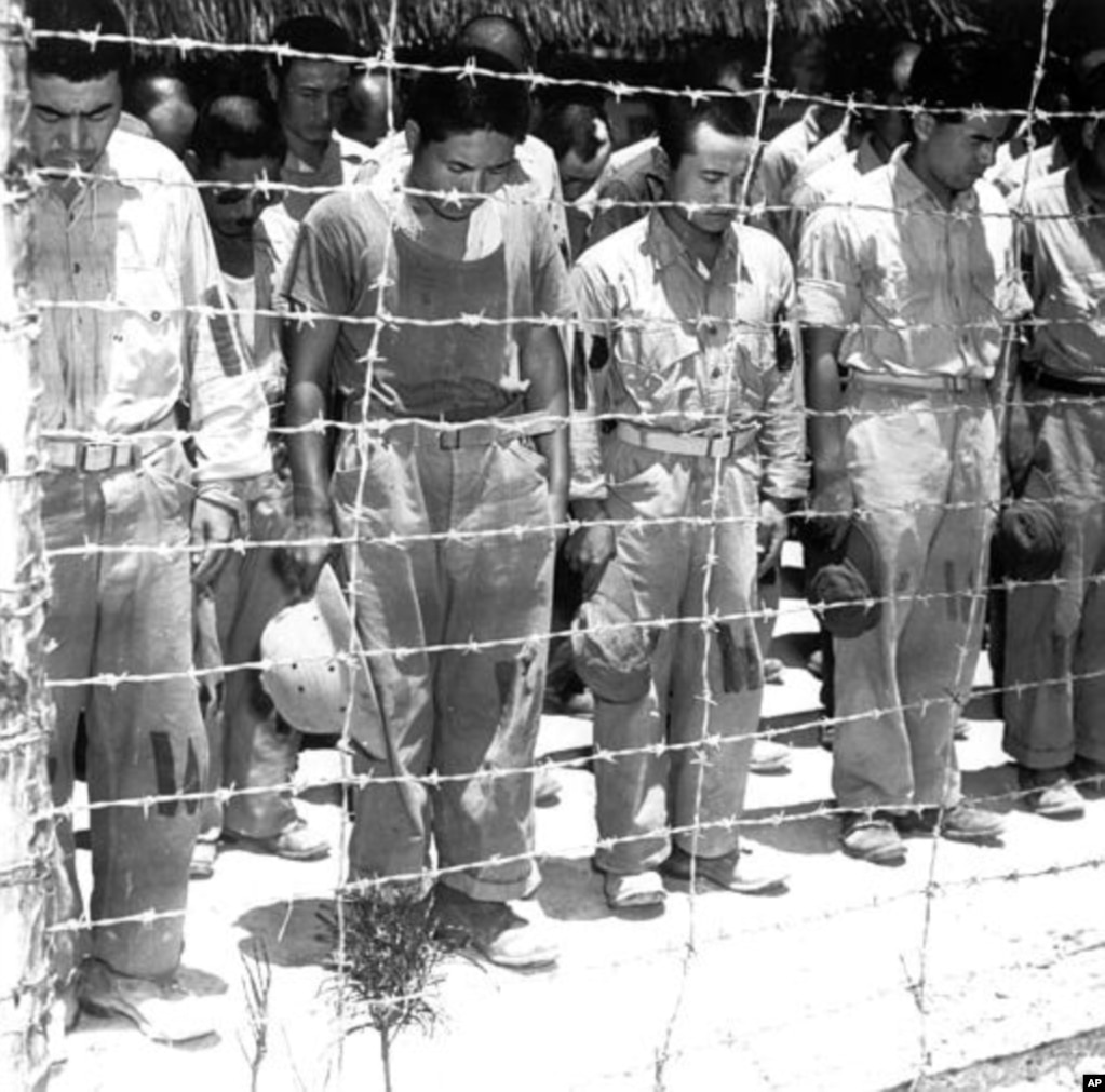 1945年8月15日，在馬裏亞納群島的關島，日本戰俘聽到日本天皇宣布日本無條件投降的時候俯身鞠躬。