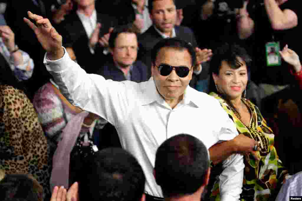 Boxing legend Muhammad Ali stands with his wife Yolanda as he is introduced before the welterweight fight between Floyd Mayweather Jr. and Shane Mosley at the MGM Grand Garden Arena in Las Vegas, Nevada in this May 1, 2010 file photo. 