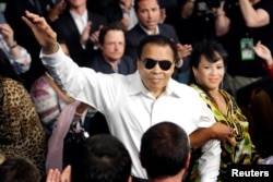 Boxing legend Muhammad Ali stands with his wife Yolanda as he is introduced before the welterweight fight between Floyd Mayweather Jr. and Shane Mosley at the MGM Grand Garden Arena in Las Vegas, Nevada in this May 1, 2010 file photo.