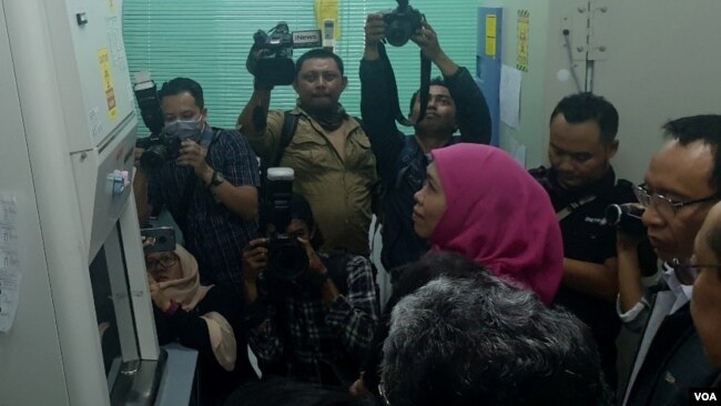 Gubernur Jawa Timur Khofifah Indar Parawansa didampingi Rektor Universitas Airlangga Mohammad Nasih meninjau laboratorium di Tropical Desease Center Unair (VOA/Petrus Riski).