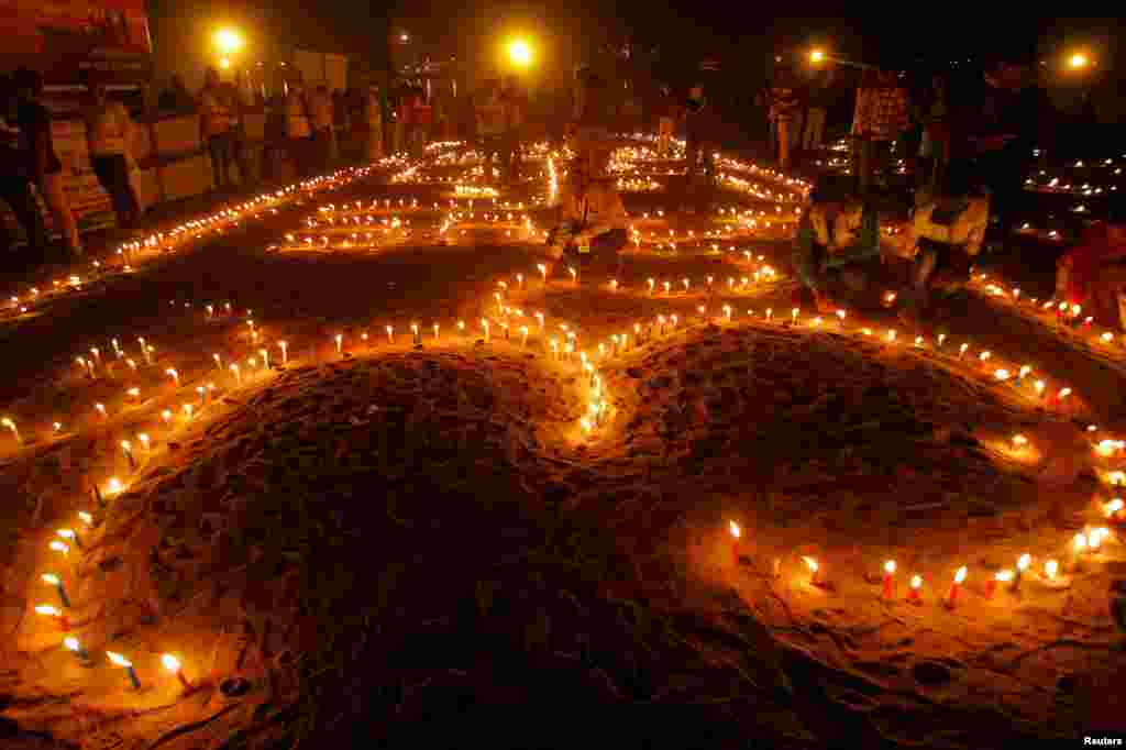 شمع های روشن شده به مناسبت فستیوال هندو &quot;شب ماه کامل&quot; در سواحل رودخانه گانگا در الله&zwnj;آباد هند. &nbsp;&nbsp;
