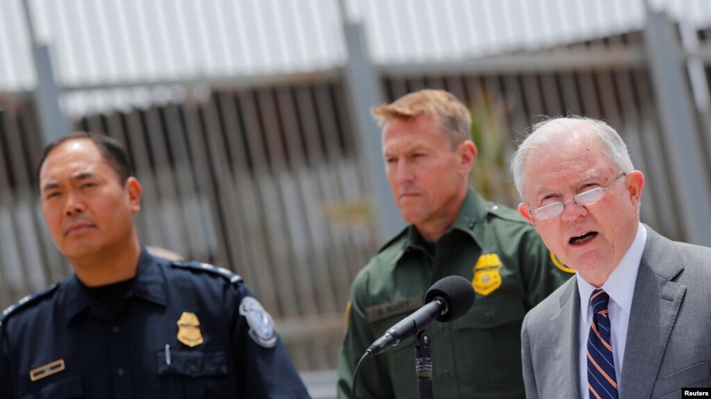 美國司法部長塞申斯在加州聖迭戈附近的美國界牆邊舉行記者會，談論川普政府的移民執法政策。（2018年5月7日）