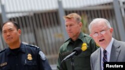 Jaksa Agung AS Jeff Sessions dalam konferensi pers untuk memaparkan langkah-langkah penegakan hukum imigrasi oleh Pemerintahan Trump di dekat San Diego, California, 7 Mei 2018. 
