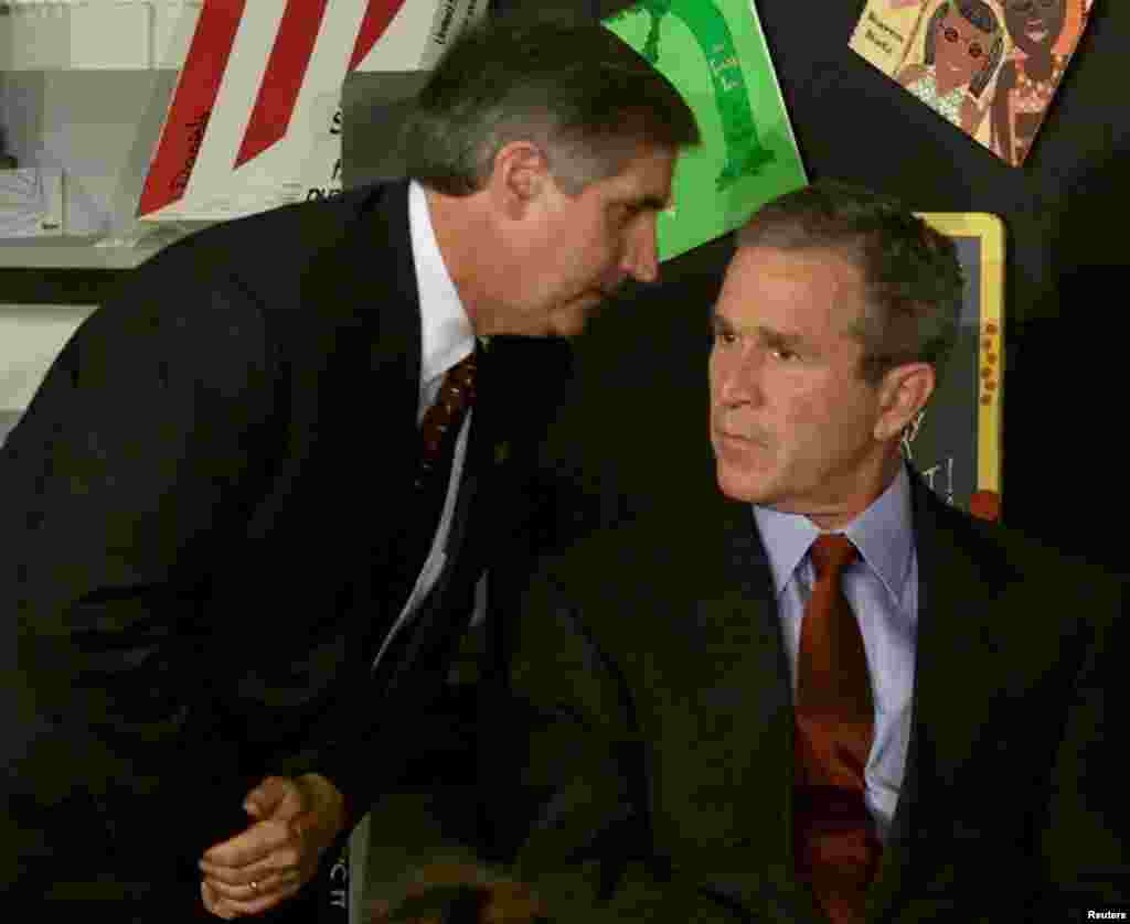 Rais George Bush akimkimsikiliza mkuu wa utawala wa White House akimuarifu kuhusu shambulizi la ndege ya pili alipokua katika kampeni za uchaguzi huko Florida. 