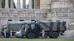 Xe tải của quân đội Ý chuyển thi thể bệnh nhân Covid-19 ở Bergamo, Ý.