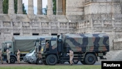 Xe tải của quân đội Ý chuyển thi thể bệnh nhân Covid-19 ở Bergamo, Ý.