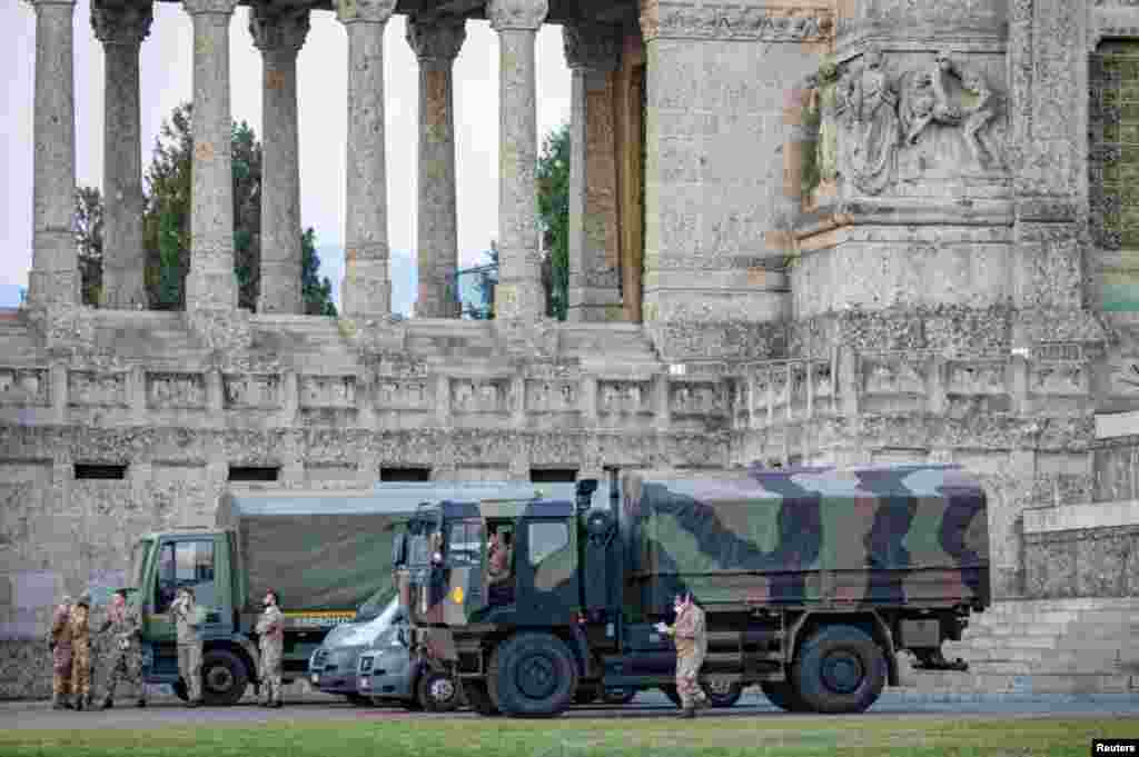Em Bergamo, na Itália, há tantos mortos, que camiões do exército tiveram que entregar suprimentos de caixões de madeira recém-fabricados na quinta-feira e as casas mortuárias não conseguem dar conta de todos os corpos .