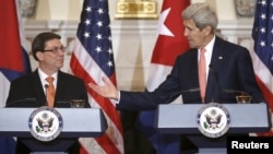 El secretario de Estado, John Kerry, se dirige al canciller cubano Bruno Rodríguez durante conferencia de prensa en el Departamento de Estado.