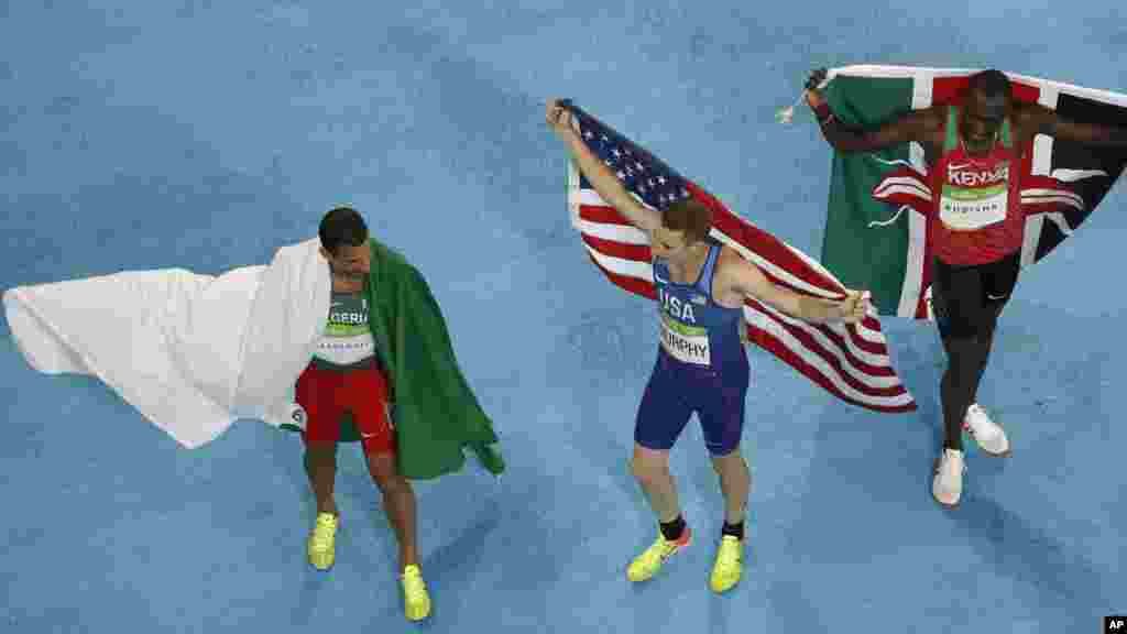 David Lekuta Rudisha, Taoufik Makhloufi de l&#39;Algérie et Clayton Murphy des États-Unis célèbrent leur podium au stade olympique à Rio de Janeiro, le 15 août 2016.