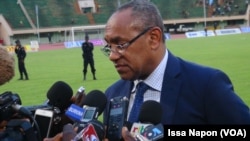Le président de la Caf (Confédération africaine de football) Ahmad Ahmad répond aux questions des journalistes lors de sa visite à Ouagadougou, Burkina, 5 août 2017. (VOA/Issa Napon).