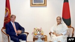 US Secretary of State John Kerry (L) and Bangladesh Prime Minister Sheikh Hasina pose for a photograph during a meeting in Dhaka, Aug. 29, 2016.