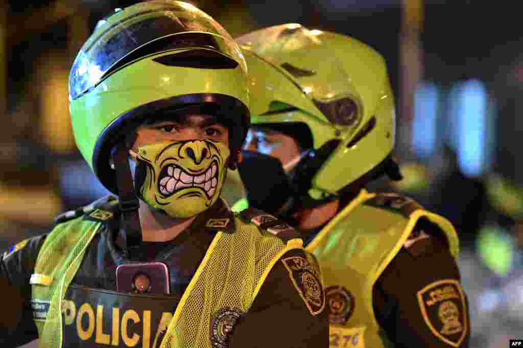 Los oficiales de policía usan mascarillas como medida preventiva contra la propagación del nuevo coronavirus, en Cali, Colombia, el 20 de marzo de 2020.&nbsp;