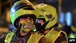 Policiers colombiens à Cali, 20 mars 2020. (Photo Luis Robayo/AFP)