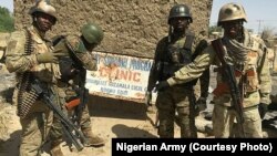 Les troupes nigérianes contrôlent un poste après des combats avec des djihadistes de Boko Haram, dans la ville de Gudumbali, dans l’Etat de Borno. Photo non datée de l’armée nigériane.