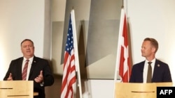 Menlu Denmark Jeppe Kofod (kanan) dan Menlu AS Mike Pompeo dalam konferensi pers di Copenhagen, Denmark, 22 Juli 2020. 