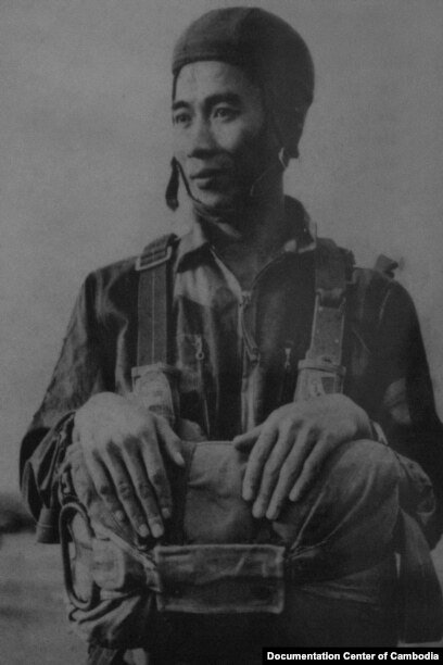 Ayollar masturbatsiyasi U mushukini onanizm qilyapti.