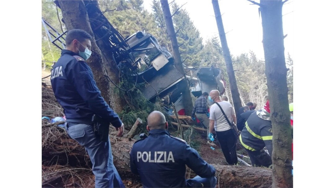 Polisi dan tim penyelamat berada di lokasi jatuhnya kereta gantung di Italia, Minggu (23/5).
